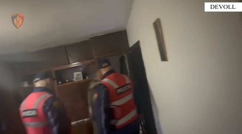 Kultivuan drogë, arrestohet çifti i bashkëshortëve në Devoll, në banesë iu gjetën 5.8 kilogramë kanabis