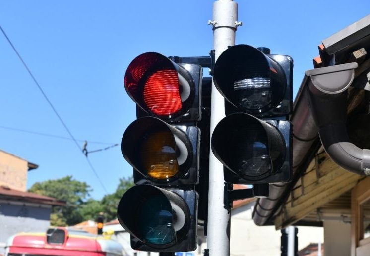 Koha për semaforë me katër drita?