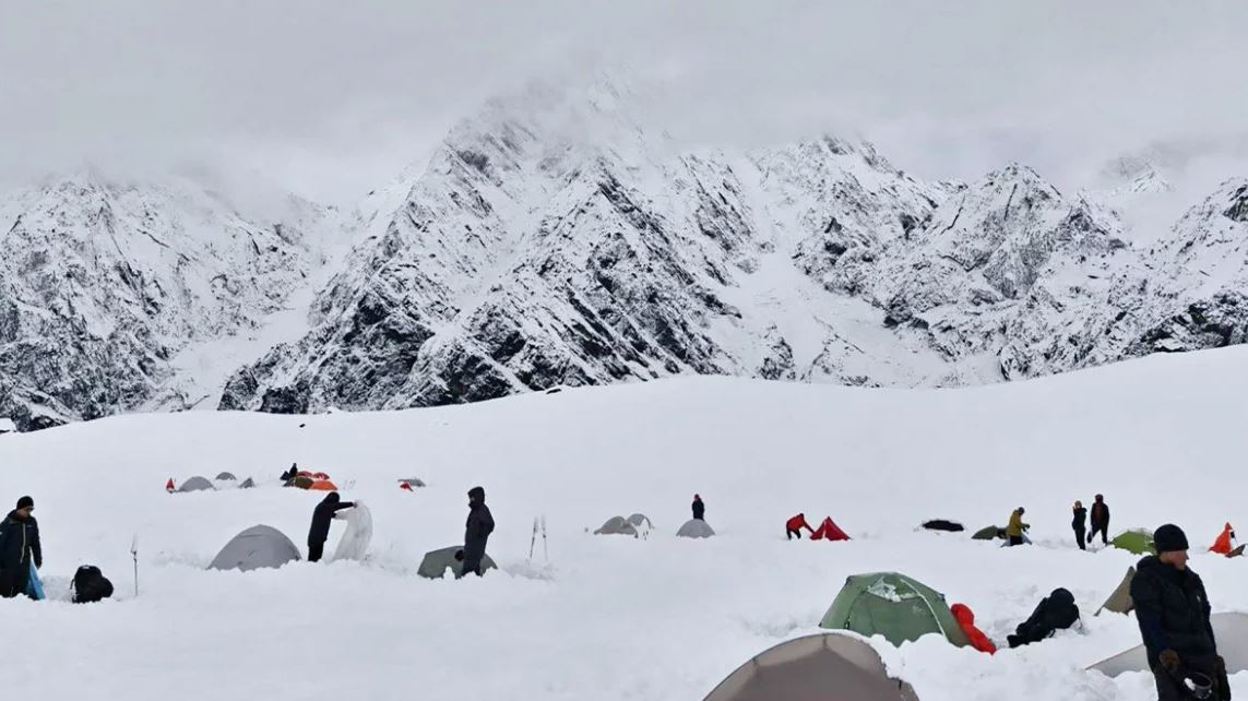 Dramë në majë të Everestit, mbi 200 alpinistë të bllokuar prej tre ditësh nga stuhia e dëborës 9 everest