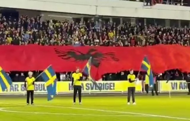 Luan në Suedi, por Kosovën e presin si Shqipëri! Shpaloset flamur gjigand kuqezi në stadiumin e Goteborgut