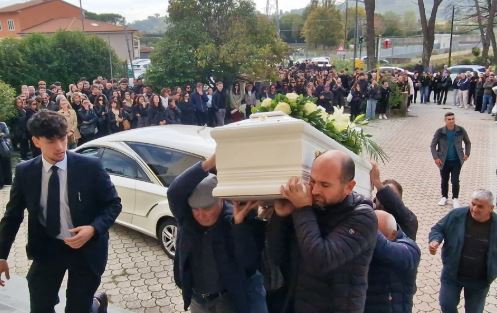FOTOT/ Vdiq në rrethana misterioze, mes lotëve dhe dhimbjes i jepet lamtumira e fundit 19-vjeçarit shqiptar në Itali! Flavio Saraçi u gjet i pajetë nga i vëllai