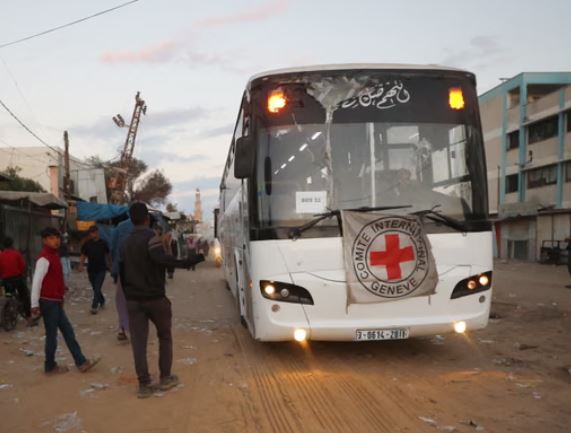 Fillon lirimi masiv i palestinezëve nga burgjet izraelite, autobusët mbërrijnë në Gaza
