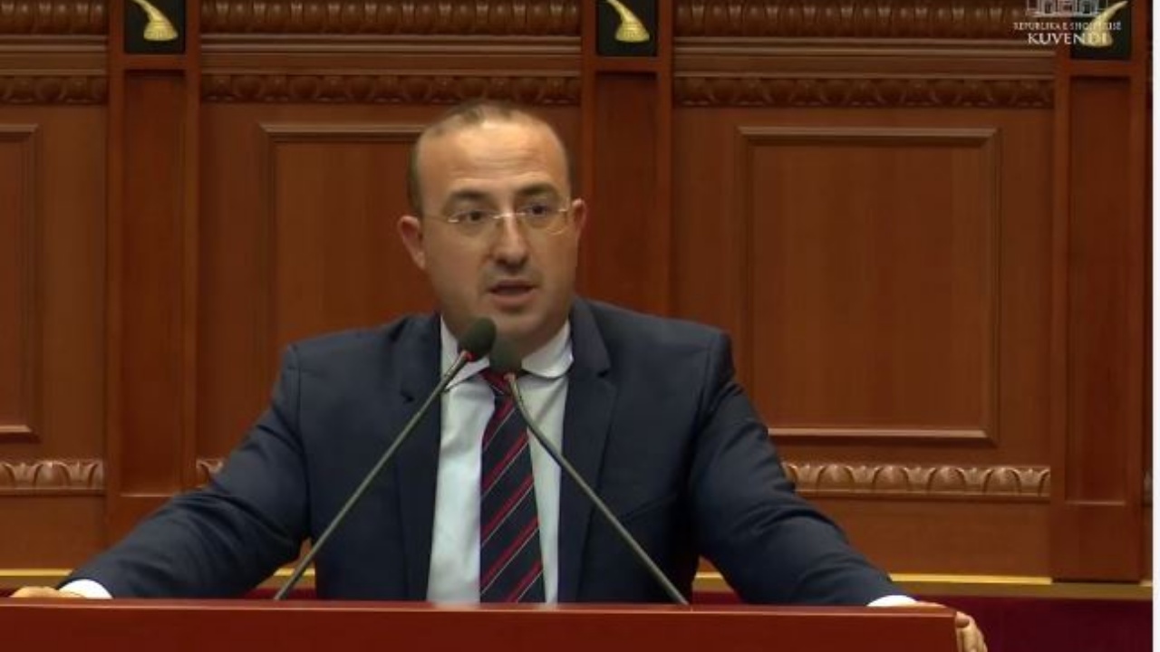 “Diella do pjellë 83 dobiçë”/ Korreshi “shpërthen” në Kuvend: Si ndiheni ju që…