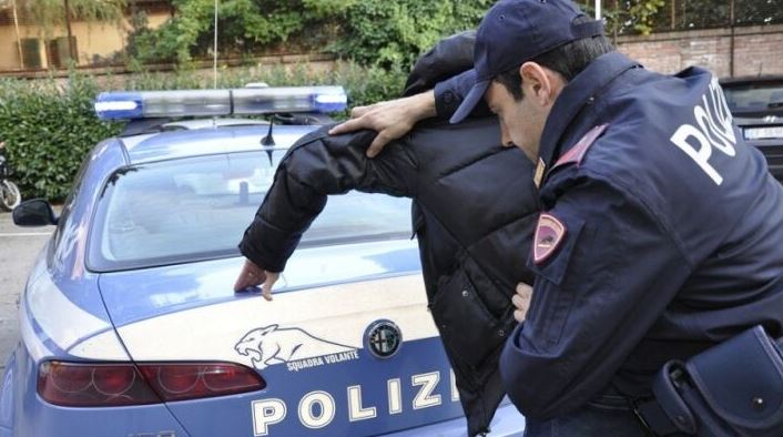 Trafikanti shqiptar i drogës kthehet fshehurazi në Itali pas dëbimit, vula në pasaportë e tradhtoi! “Postohet” përsëri drejt Tiranës