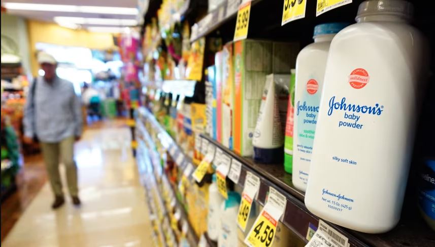 Gruaja vdiq nga kanceri i shkaktuar nga pluhuri i talkut, kompania Johnson & Johnson detyrohet të paguajë 966 milionë dollarë dëmshpërblim