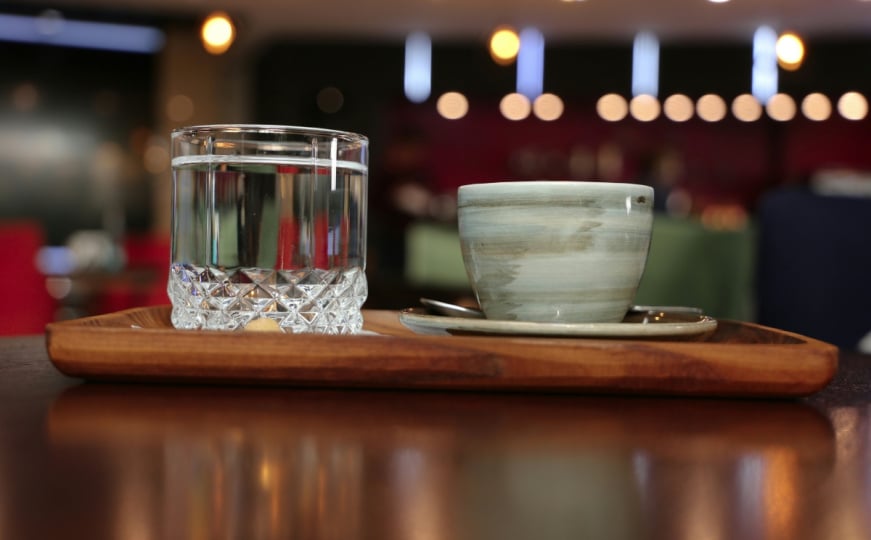 A e dini pse merrni një gotë ujë kur porositni kafe?