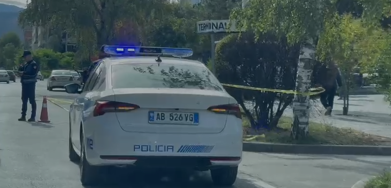 VIDEO/ Humb jetën duke ecur në vizat e bardha 60-vjeçari në Korçë