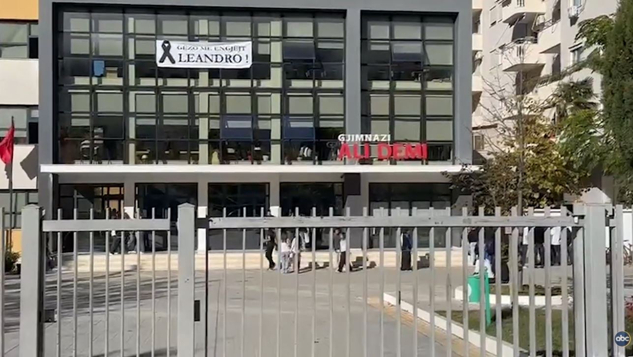 Dhimbje në shkollën e adoleshentit/ Vlorë, lule në klasën e 17 vjeçarit që humbi jetën në aksident