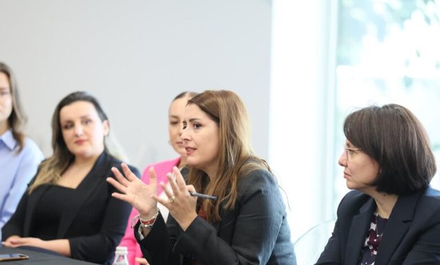 Manastirliu në takimin me gratë në Kashar: Tirana 2030, plani ynë për një Tiranë që kujdeset për familjet.