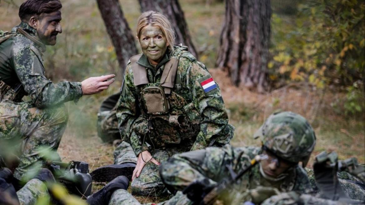 Një mbreterëshë nën uniformë ushtarake