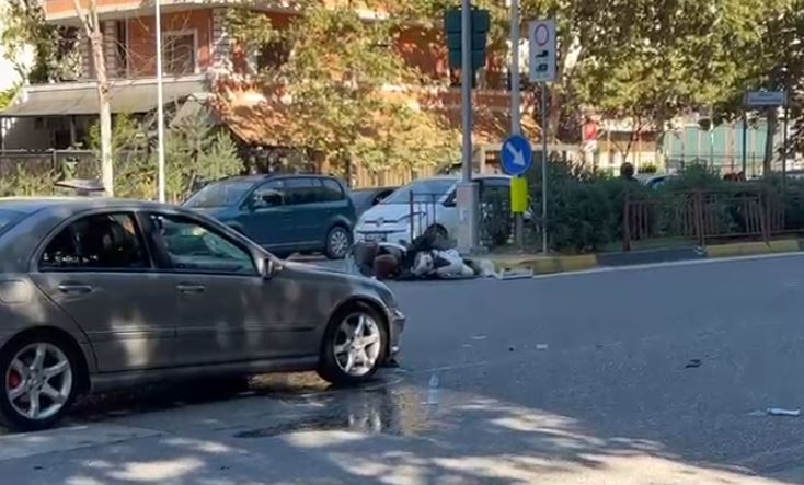 Aksident i rëndë në Laprakë, makina përplas çiftin që udhëtonte me motor dhe një këmbësore 15 okokokokokok 1