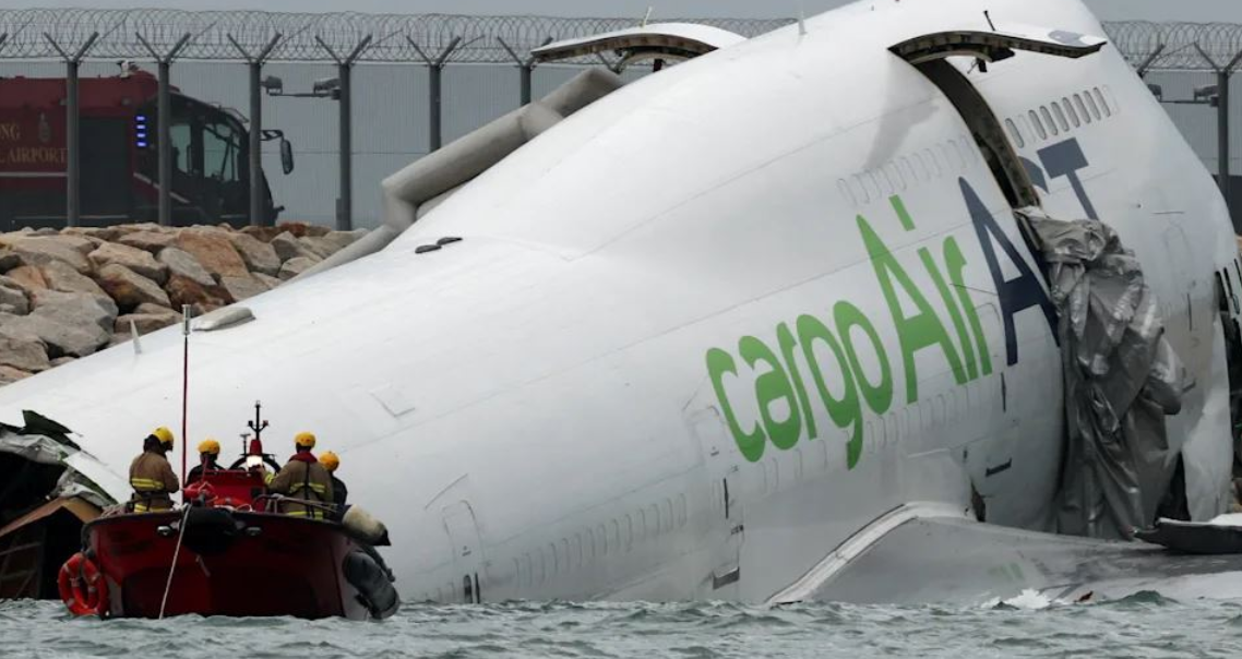 Avioni Boeing 747 rrëshqet nga pista dhe rrëzohet në det ,vdesin dy persona 49 pqABtiYA AVV 1
