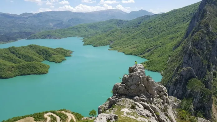 ”The Sun”: Një fluturim njëditor turistik në Shqipëri kushton më lirë sesa një shfaqje teatrore në Londër