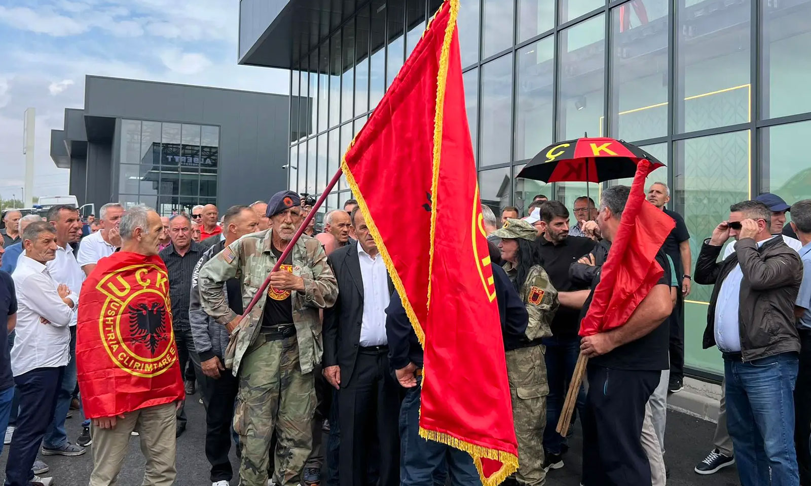 Në mbështetje të UÇK-së – Qindra qytetarë mbushin sheshin “Skenderbej” para nisjes së protestës