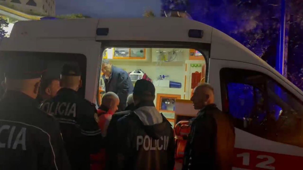 Incidenti në sheshin “Skënderbej”! Ish-komandanti i UÇK-së dërgohet me ambulancë në spital 4 vtyhtyt sd