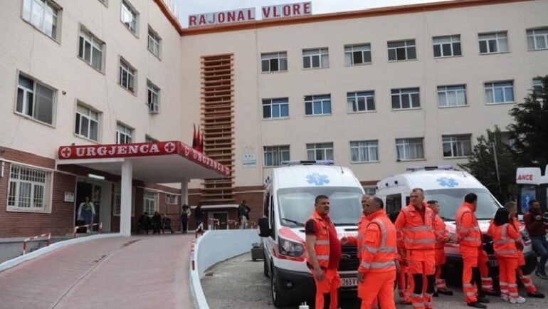 I riu shkatërron derën e Urgjencës në Vlorë, shpallet në kërkim nga policia