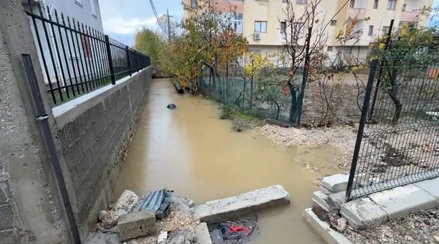 Rreshjet gjunjëzojnë dhe qytetin e papërmbyetshëm të Shqipërisë