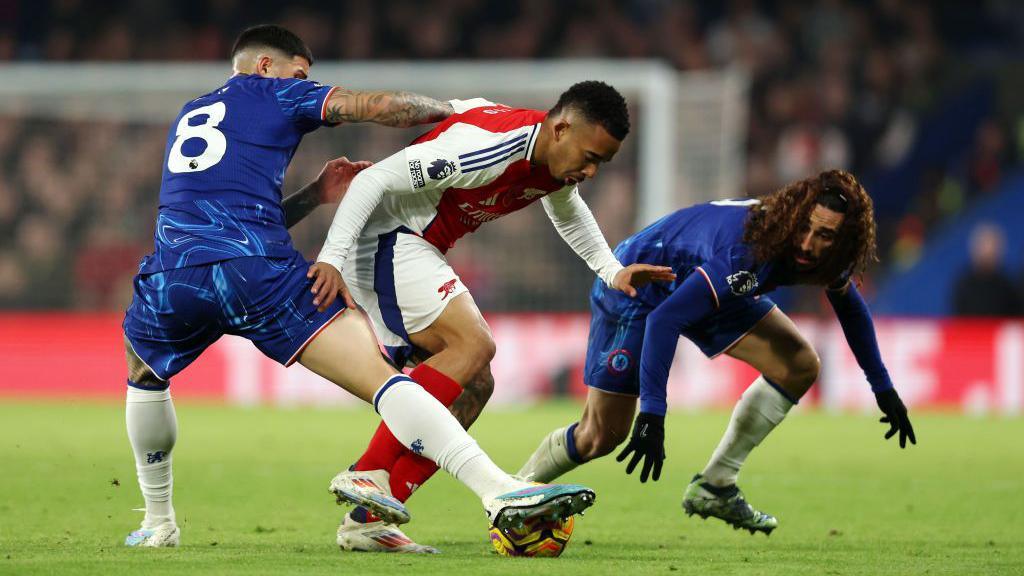 GOLAT/ Chelsea reziston me 10 lojtarë, Arsenal ndalet në derbi