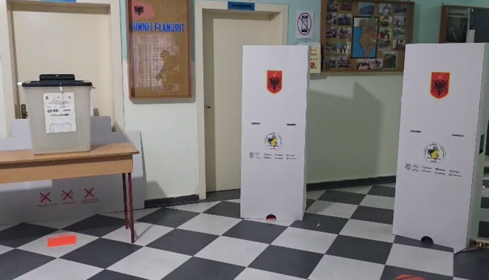 Zgjedhjet e pjesshme lokale/ Nis procesi në Cërrik, problem me pajisjen e identifikimit në një qendër votimi