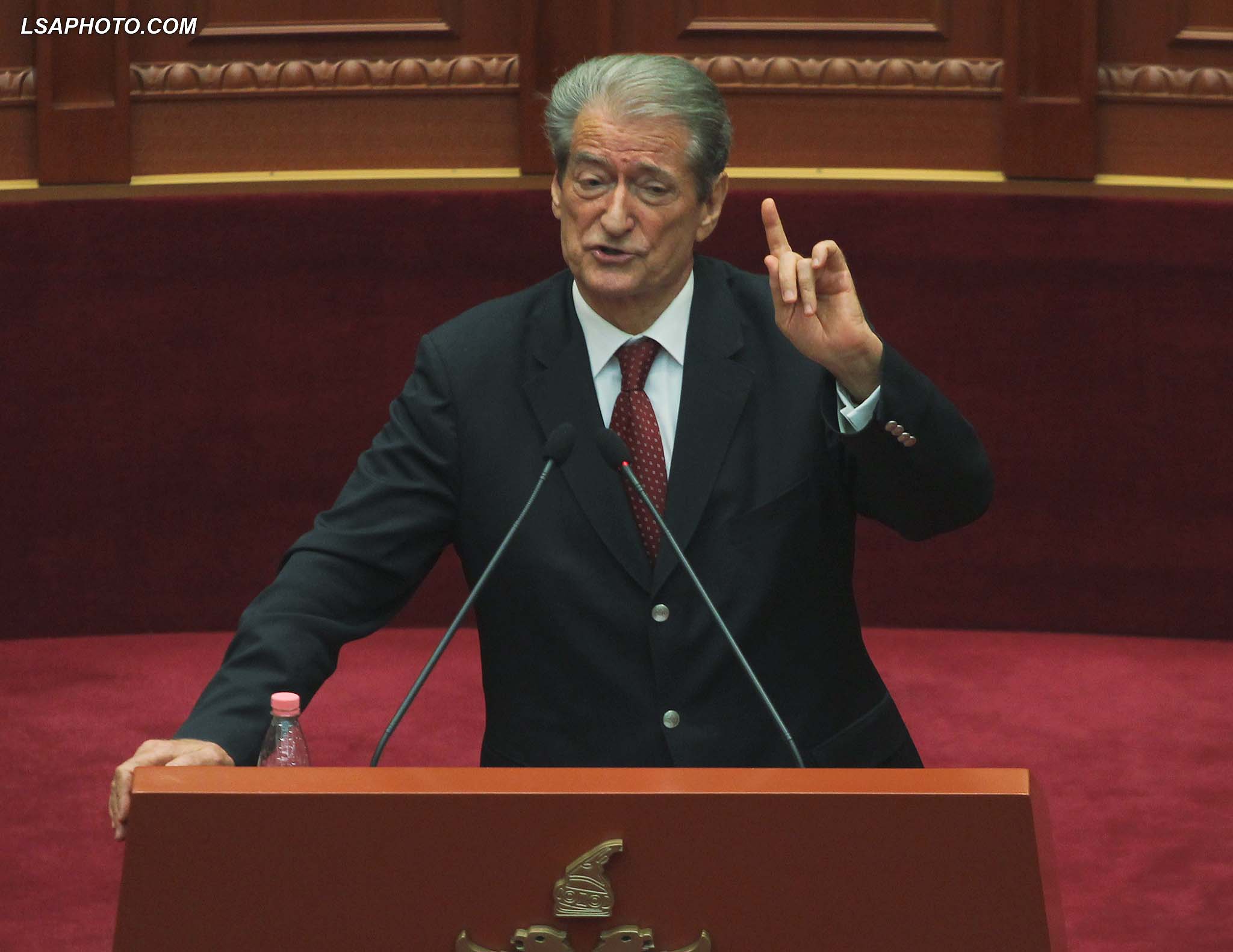 “I vutë kazmën familjes shqiptare!”- Berisha akuzon PS për ligjin e barazisë gjinore: Askush tjetër veç Zotit s’më vendos censurë, o të mjerë! (VIDEO)