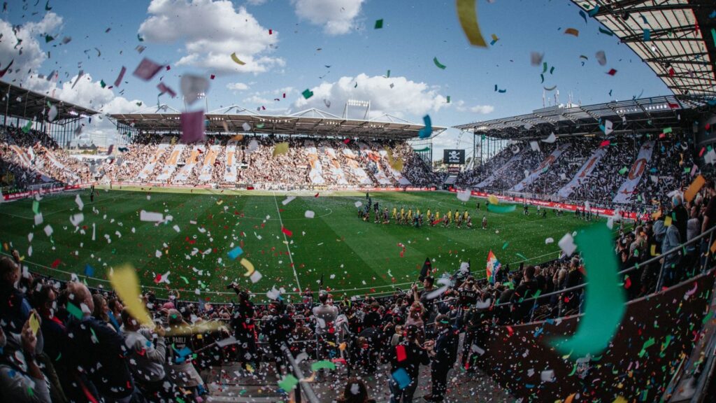E rrallë! Tifozët bëjnë histori, blejnë stadiumin e klubit