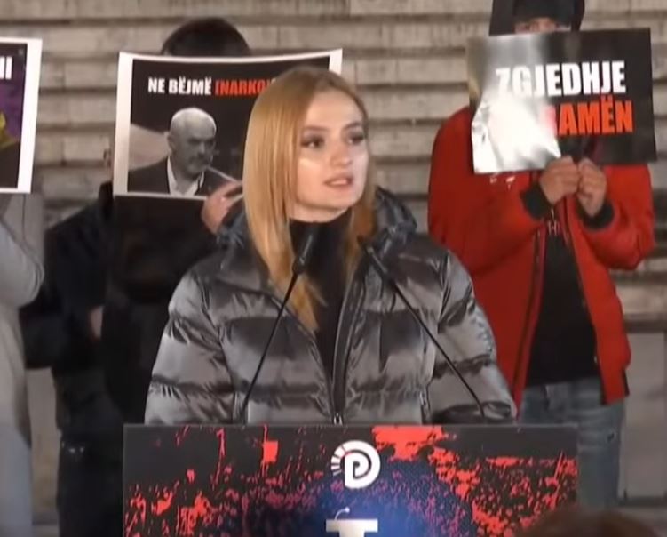 “Të rinjtë u larguan sepse ju vodhën ëndrrat”, Përfaqësuesja e PL: Balluku kërcen tallavanë e korrupsionit