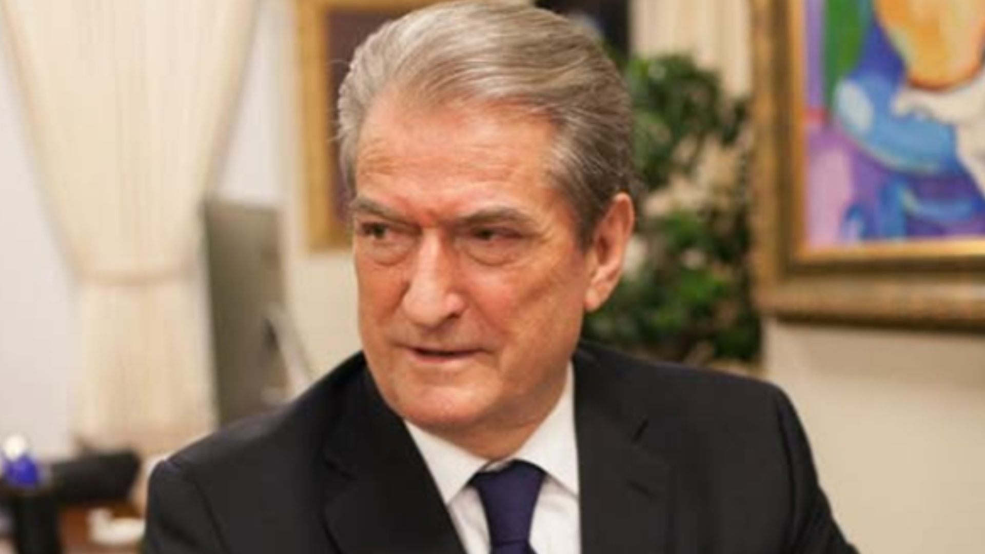 “Novisadi kundër Vuçiç”- Berisha shpërndan videon nga protesta në Serbi : Autokrati, patron i Ramaduros!