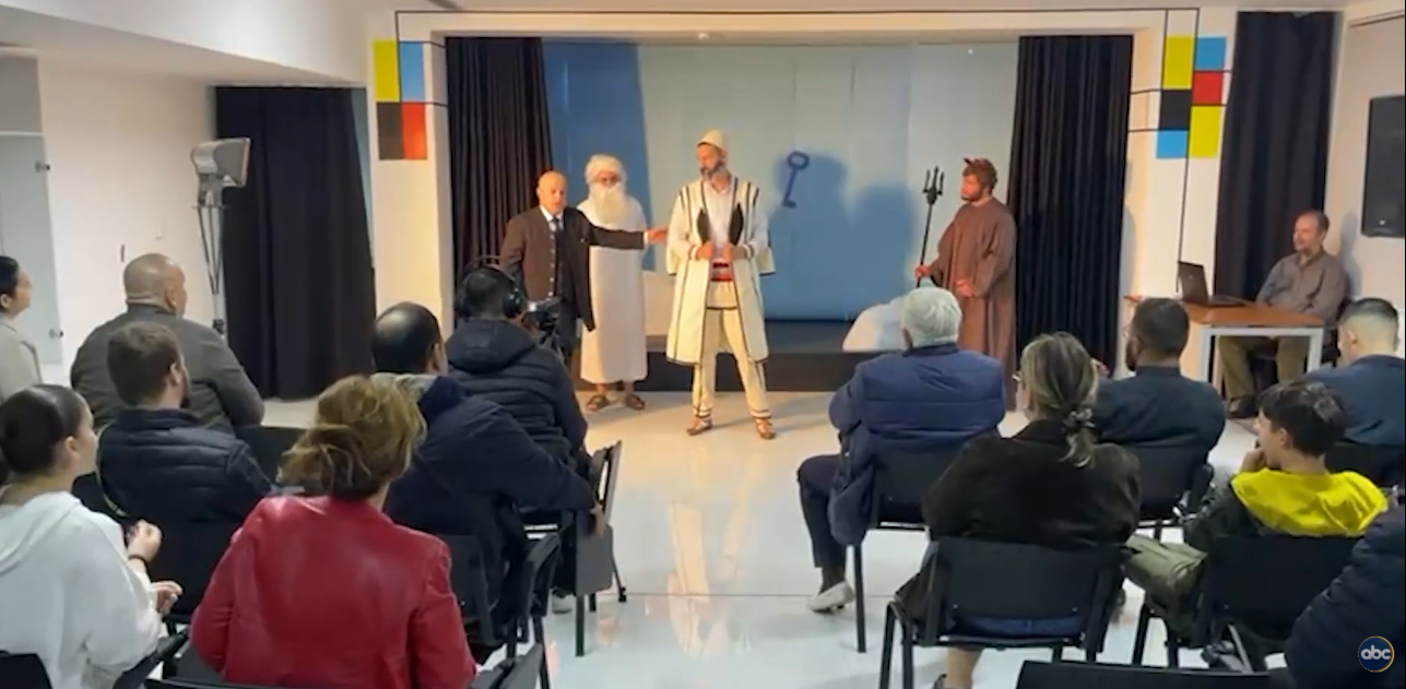“Te Porta e Parrizit” në Lezhë/ Shfaqet vepra e poetit Gjergj Fishta, denoncon hipokrizinë e korrupsionin