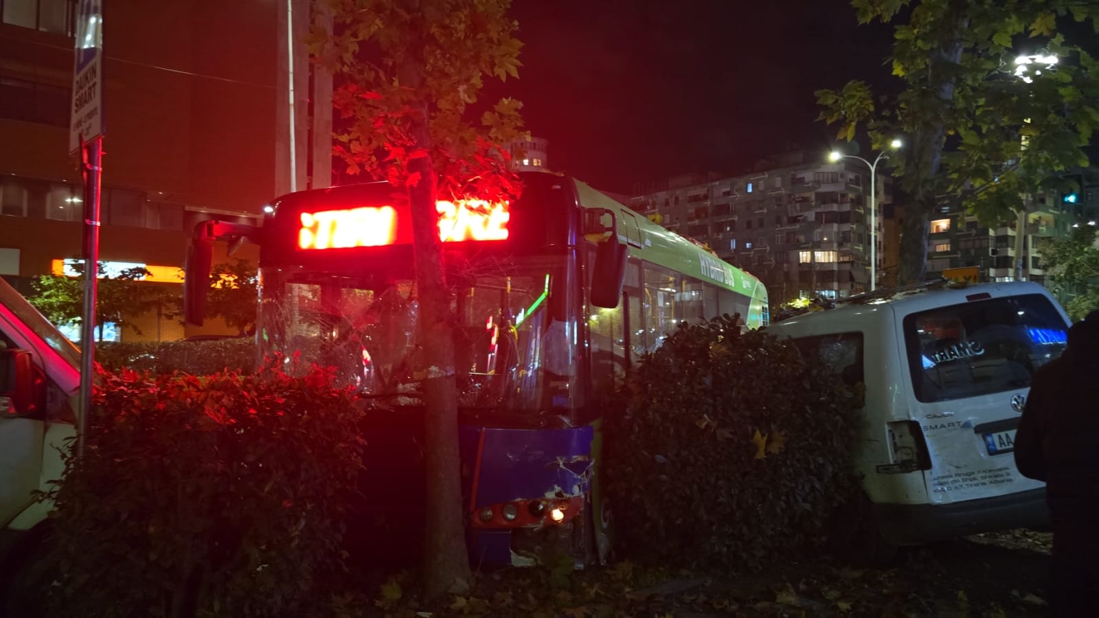 Aksidentohet autobusi në Tiranë, merr para disa mjete të parkuara 13 WhatsApp Image 2025 11 30 at 22.56.24