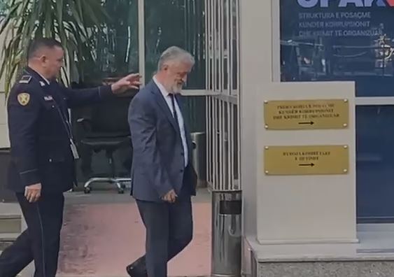 LAJMI I FUNDIT/ Ish-drejtori i Policisë së Shtetit Muhamet Rrumbullaku paraqitet në SPAK
