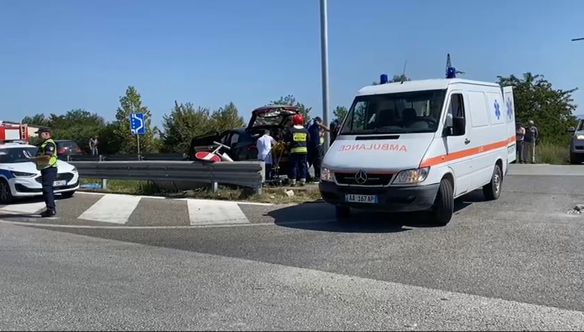Makina përplas këmbësoren në Berat, 68-vjeçarja përfundon në spital