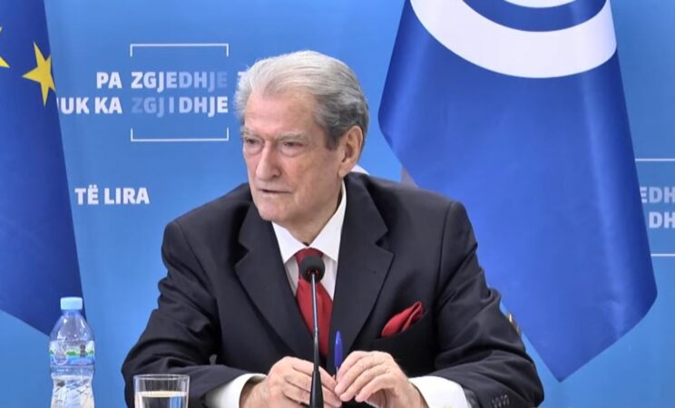 Grupi Parlamentar i PS-së kërkon përjashtimin deri në 60 ditë nga Kuvendi të Sali Berishës: Fyeu ambasadorin e BE