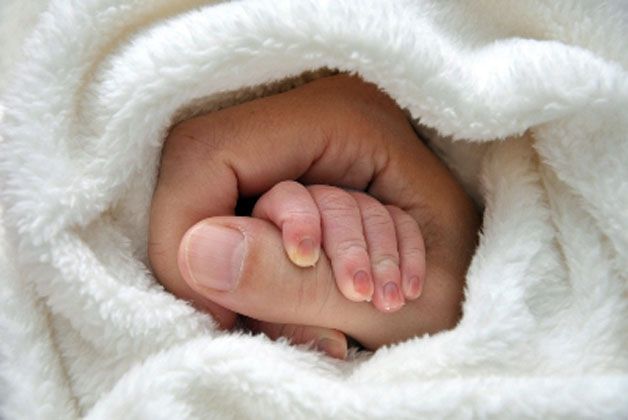 Bebet para kohe/ Rritet numri i fëmijëve që lindin premature, mjekët: Ndikojnë alkooli dhe mosha e madhe e nënës