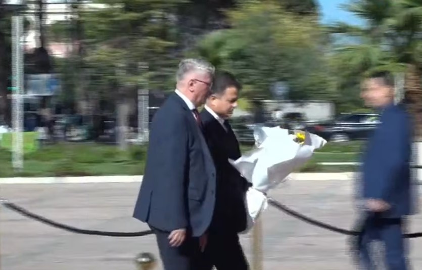 Flamur Noka dhe Agron Gjekmarkaj nderojnë kontributin e Fatos Nanos