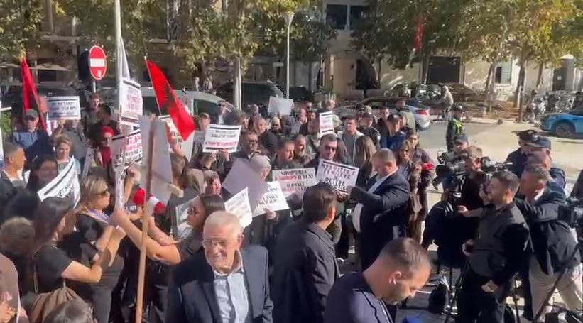 “Ka vetëm dy gjini”- Aktivistë dhe përfaqësues fetare protestë para Kuvendit kundër pr.ligjit për “barazinë gjinore”