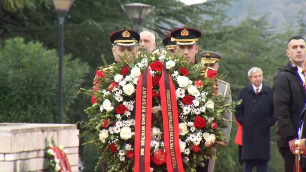 Krerët e shtetit përkujtojnë 81-vjetorin e Çlirimit me homazhe në Varrezat e Dëshmorëve