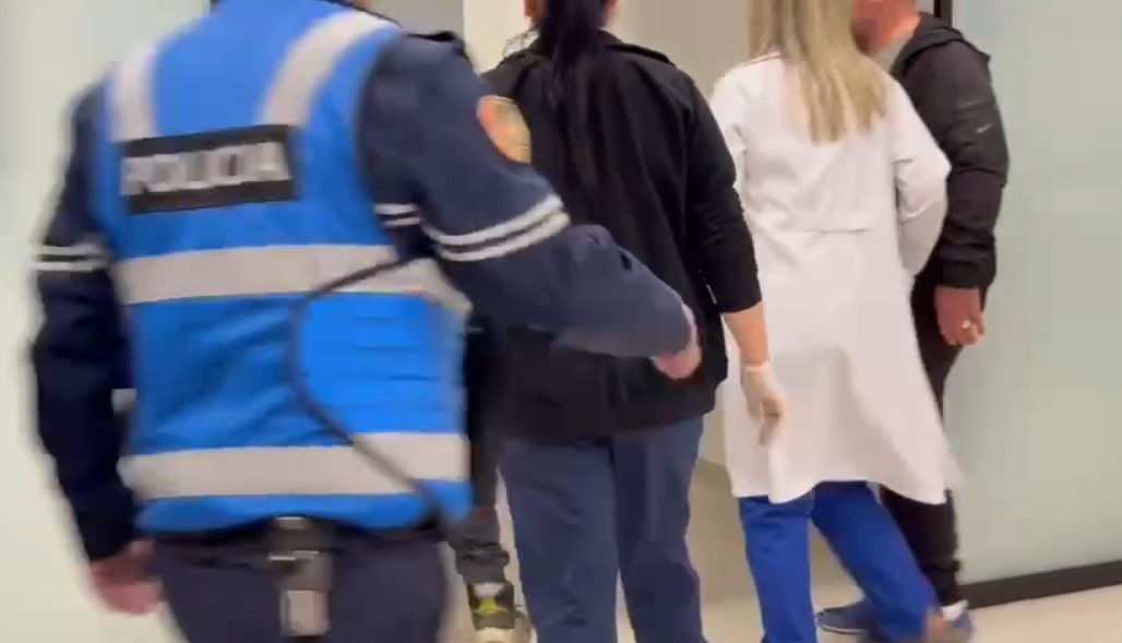 PAMJE/ U vra me armë në Gjormë të Selenicës, momenti kur viktima 36-vjeçar mbërrin në spitalin e Vlorës