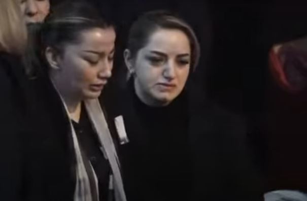 Arkivoli i Shpat Kasapit i mbuluar me flamurin kombëtar, bashkëshortja shpërthen në lot