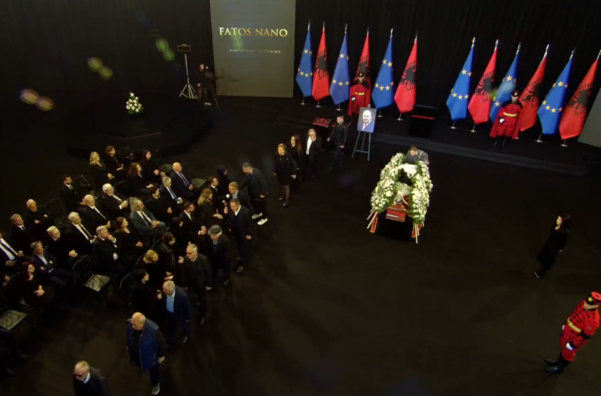 Me topa, me lule, me lot…/ Ish-kryeministri prehet në varrezat e Sharrës