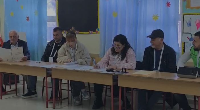 Mbi 308 mijë zgjedhës u drejtohen sot kutive të votimit, procesi mbyllet në 18:00