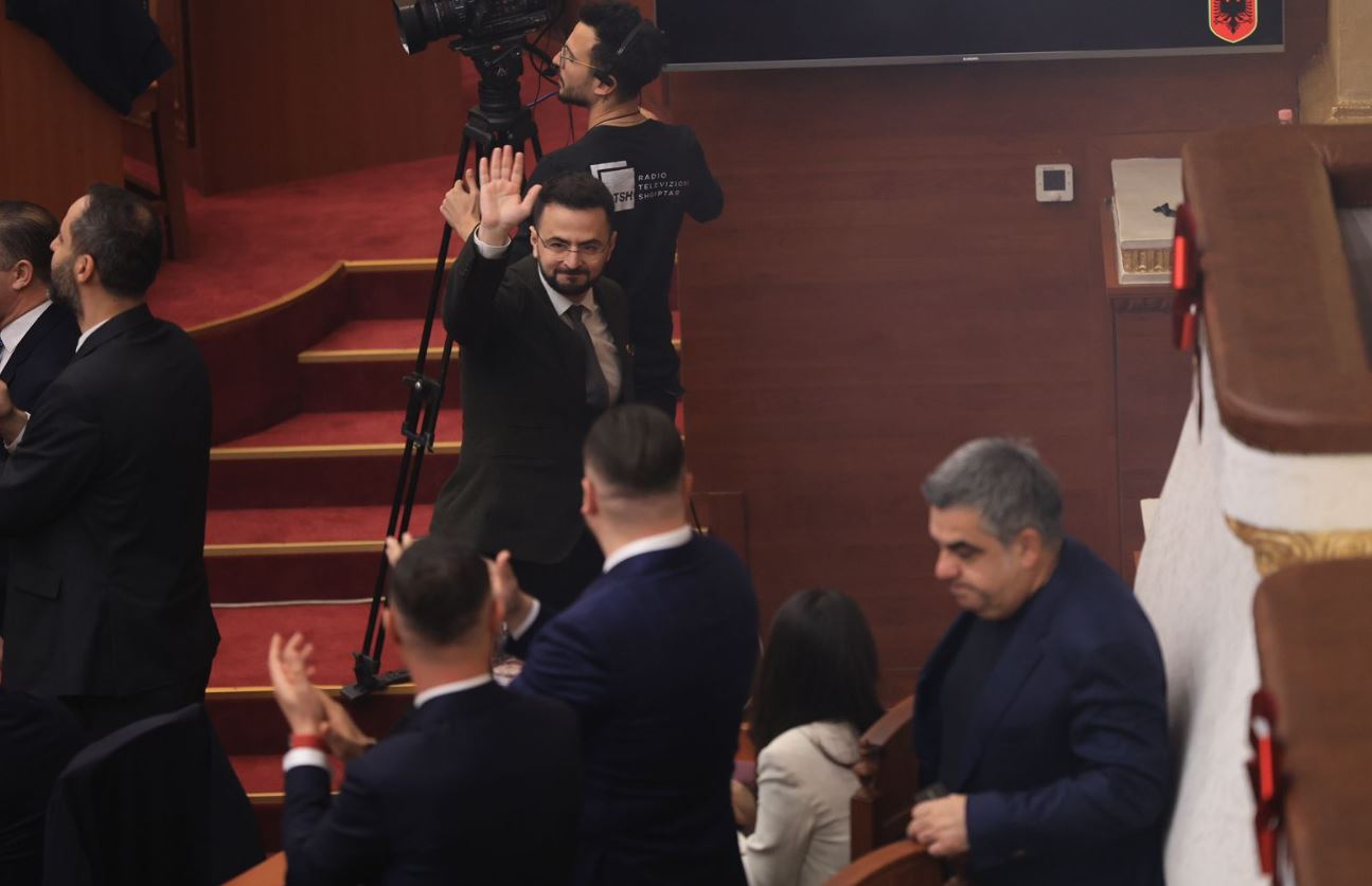 Endrit Shabani betohet si Avokat i Popullit në Kuvend mes kaosit, largohet nga salla duke përshëndetur deputetët