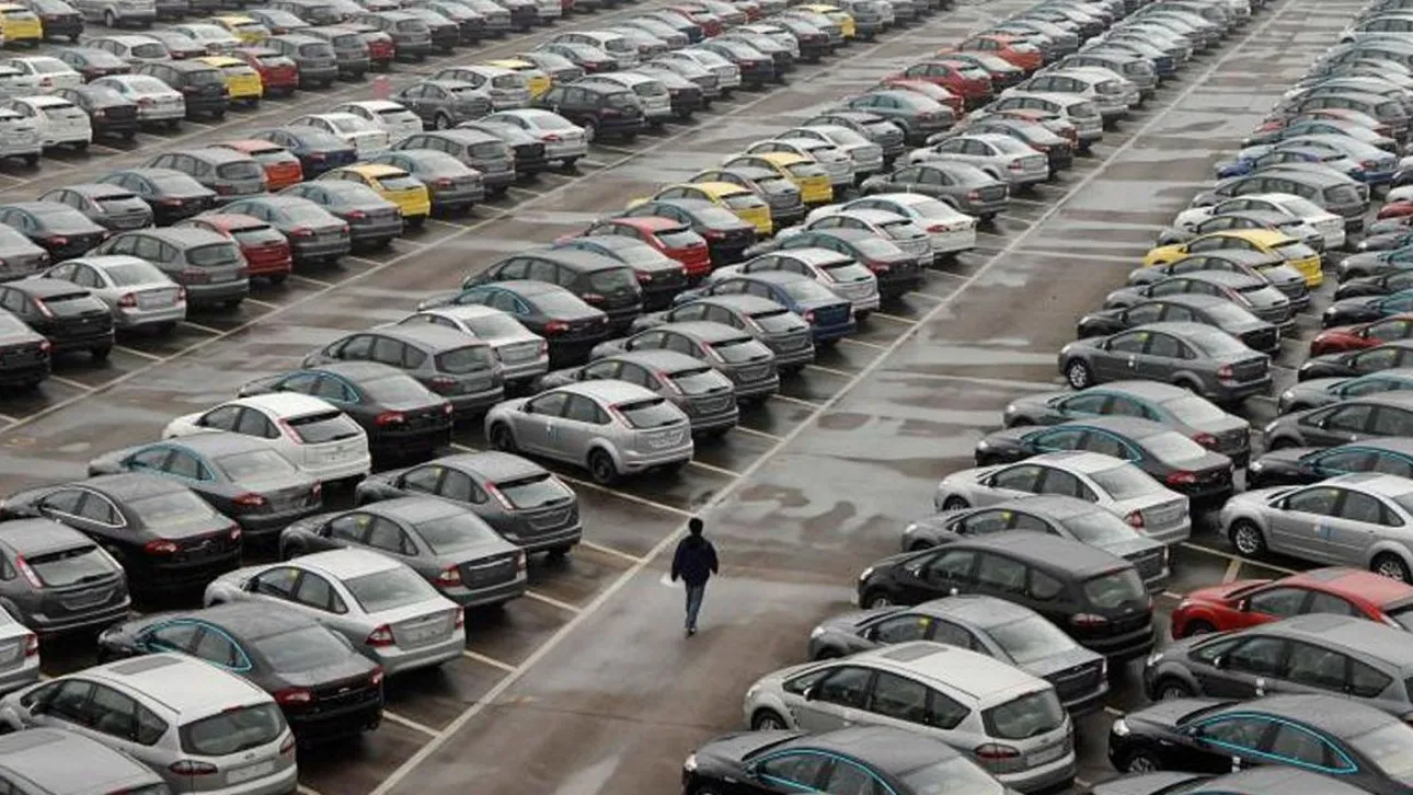 BE-ja heq ndalimin e makinave me benzinë dhe naftë që nga viti 2035 9 1de3b74c cars in port