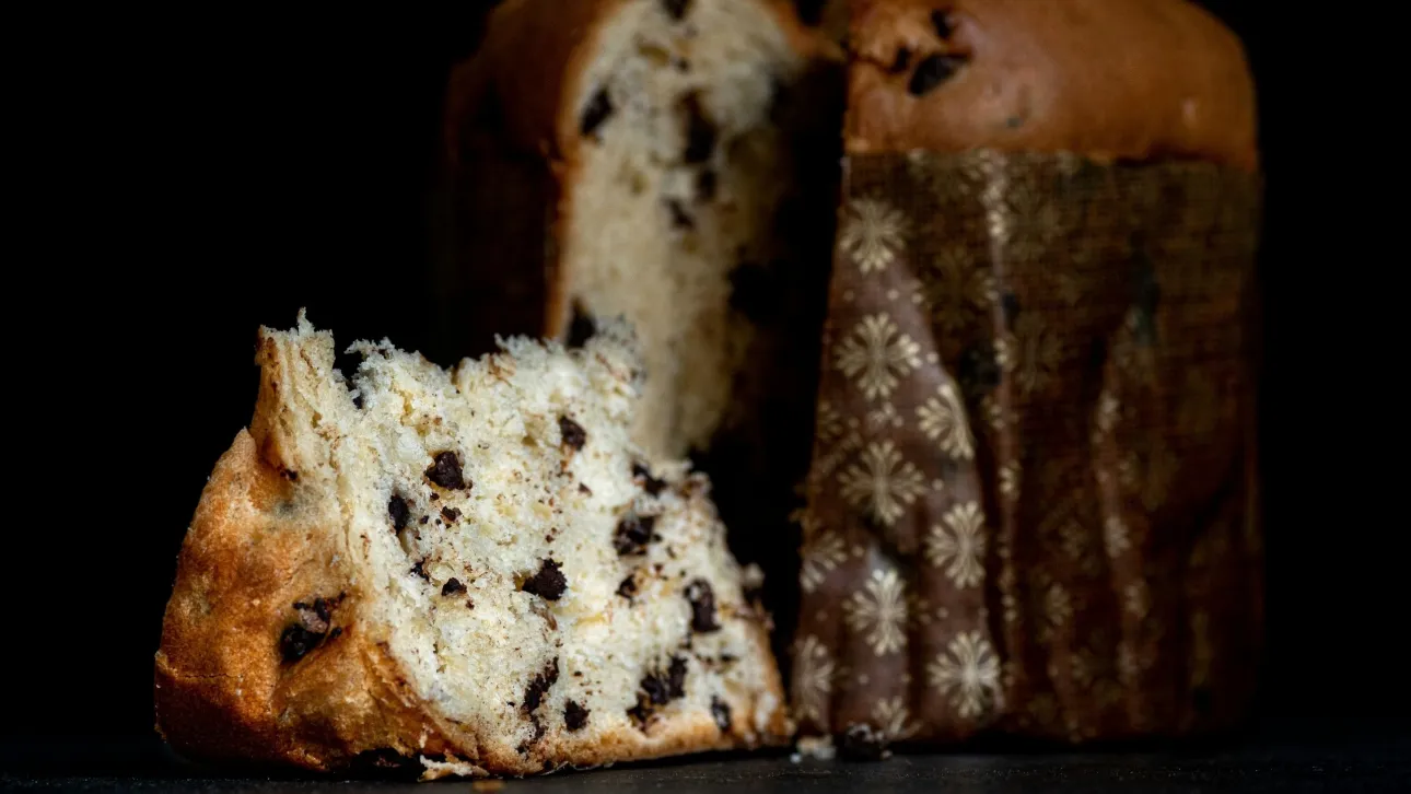 Tragjike/ Burri mbytet me një fetë panettone 10 399e400b blackieshoot dit aw7qwyo unsplash