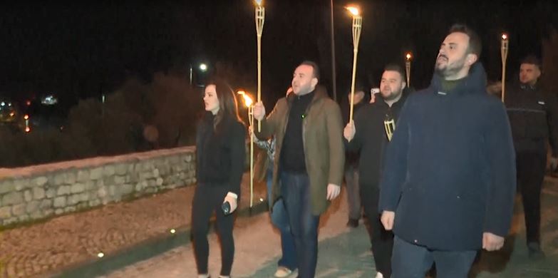 FRPD, LDG dhe deputetët e PD i shkojnë Ramës në Surrel/ “Jep dorëheqjen, ke vjedhur paratë e qytetarëve bashkë me Ergys Agasin dhe Lubinë” (VIDEO) 4 4334343434