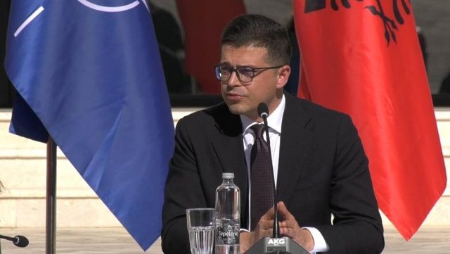 Politikë Fake News-i i ditës/ Akuzohet se ka marrë djalin e tezes zv.ministër, por Pirro Vengu nuk ka teze fare