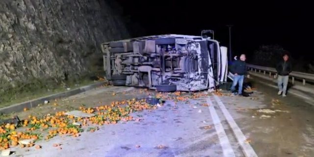 Mallakastër/ Kamioni i ngarkuar me agrume del nga rruga dhe përmbyset, plagoset shoferi 13 640 0 69485bbb8281d
