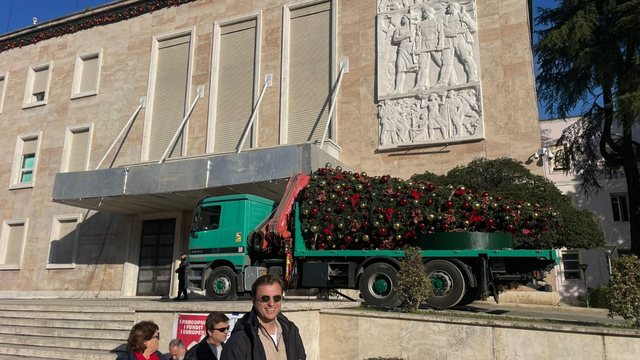 Partia Demokratike zhvillon protestë pasdite, hiqet ‘Kërpudha’ dhe pema para Kryeministrisë 8 640 0 69495eb116708