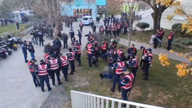 Dy orë përpara protestës kombëtare të thirrur nga PD-ja, qindra forca policore blindojnë Kryeministrinë 10 640 0 694960b026e51