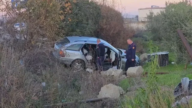 Benz-i përplaset me Fiat-in dhe përfundon në kanal, lëndohet pasagjerja 7 640 0 694963552d68c