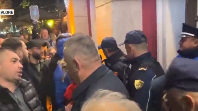 Tre ditë pa ujë/ Qeveria i lë në mëshirë të fatit, qytetarët e Vlorës protestë, mblidhen tek Teatri ‘Petro Marko’ 7 640 0 6951714dd04eb